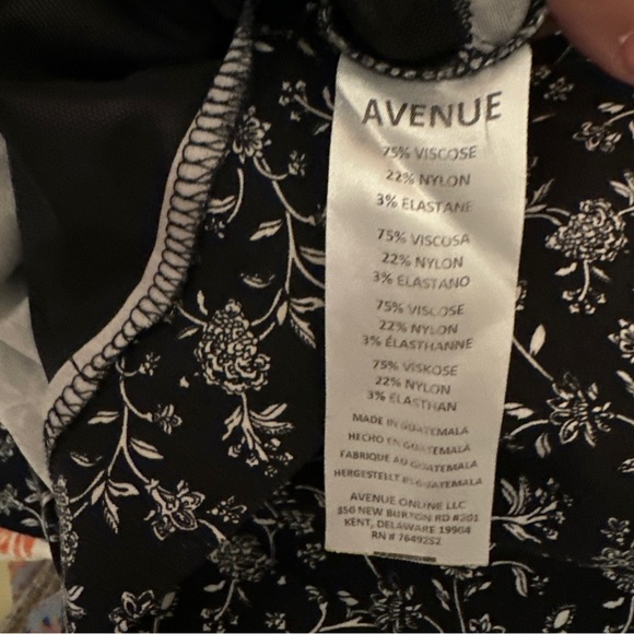 Avenue Plus Size 32 Black  Floral Print Pull On 4 Way Stretch Capri Pants - Picture 6 of 6